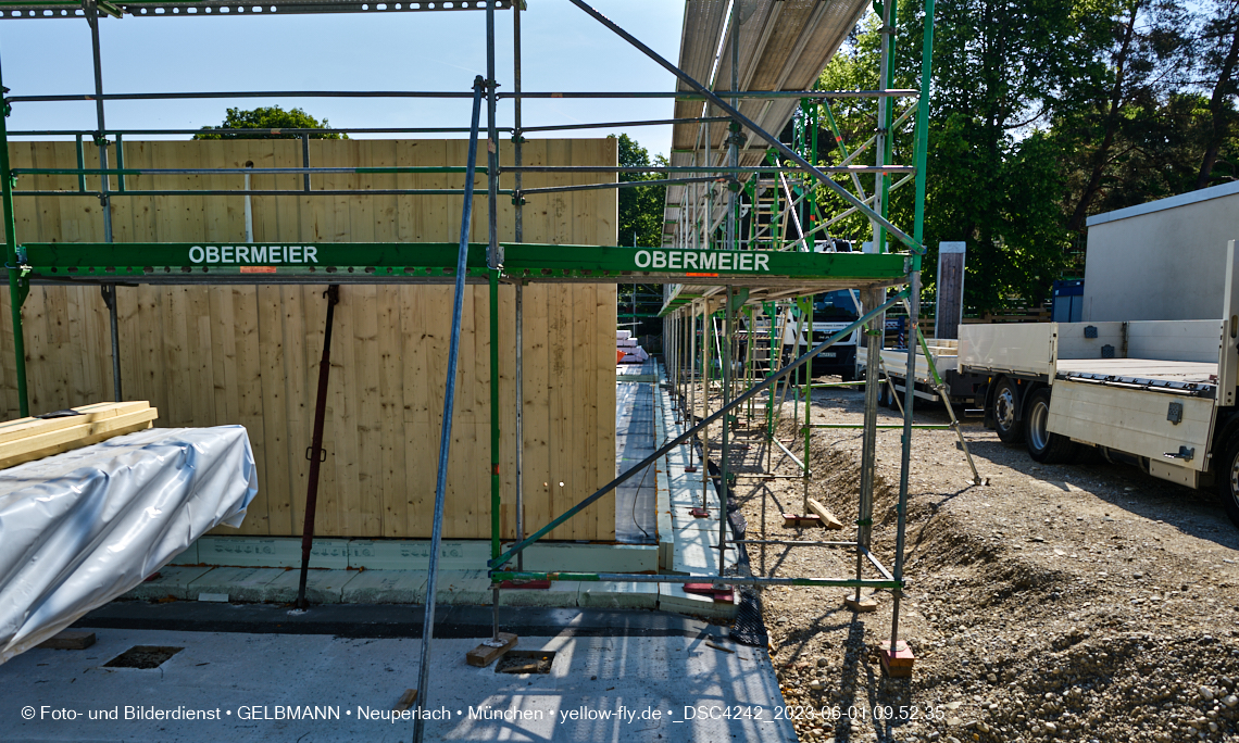 01.06.2023 - Neue Holzwände für das Haus für Kinder in Neuperlach in München
